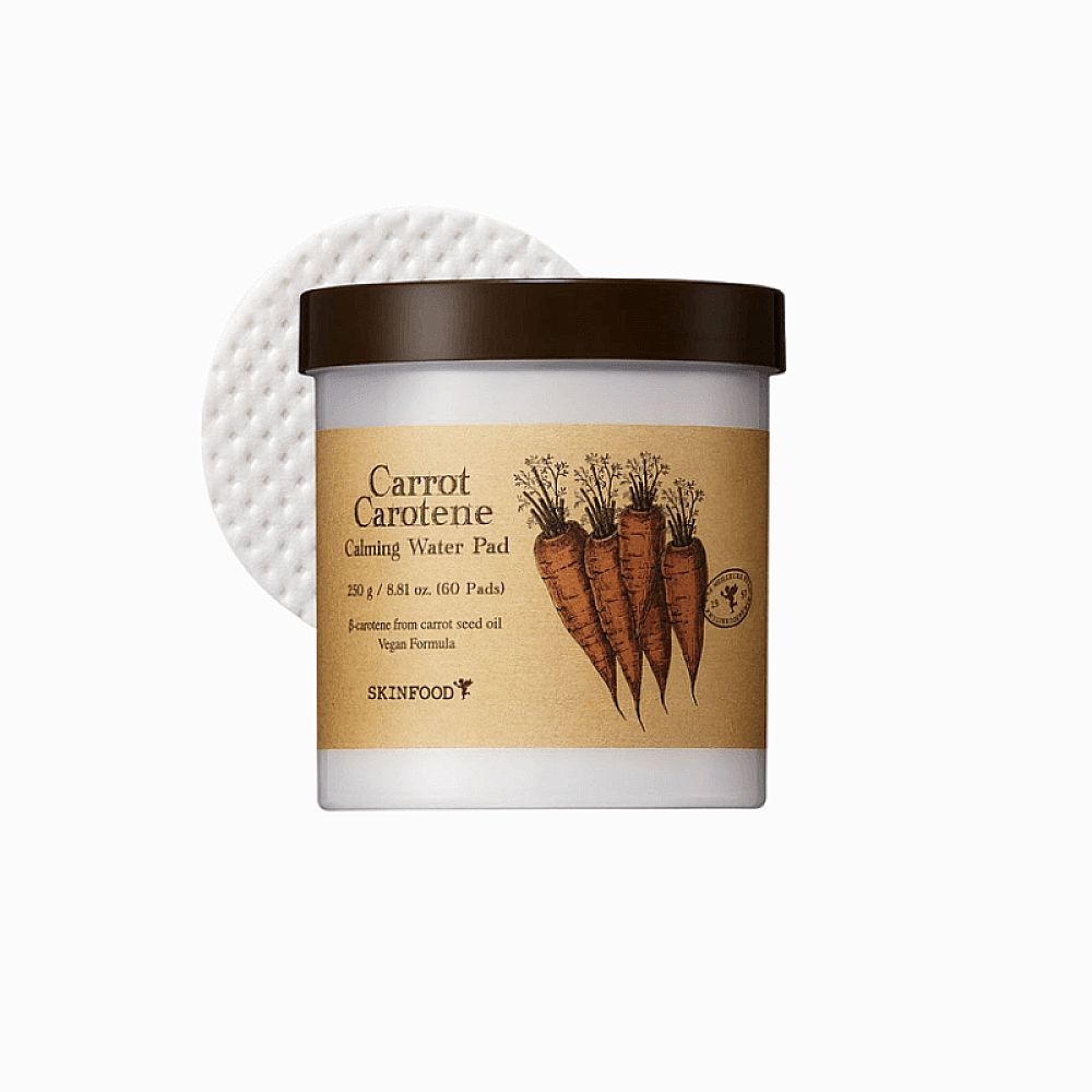 Behälter mit Aufschrift "Carrot Carotene Calming Water Pad". Brauner Deckel, Etikett mit Karotten-Illustration. Wattepad daneben.