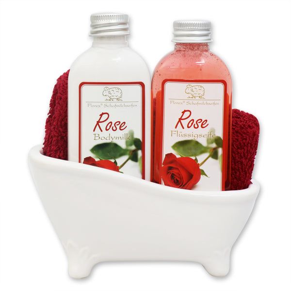 Badewanne mit zwei Flaschen und Handtüchern. Flaschen mit Rose-Etiketten.