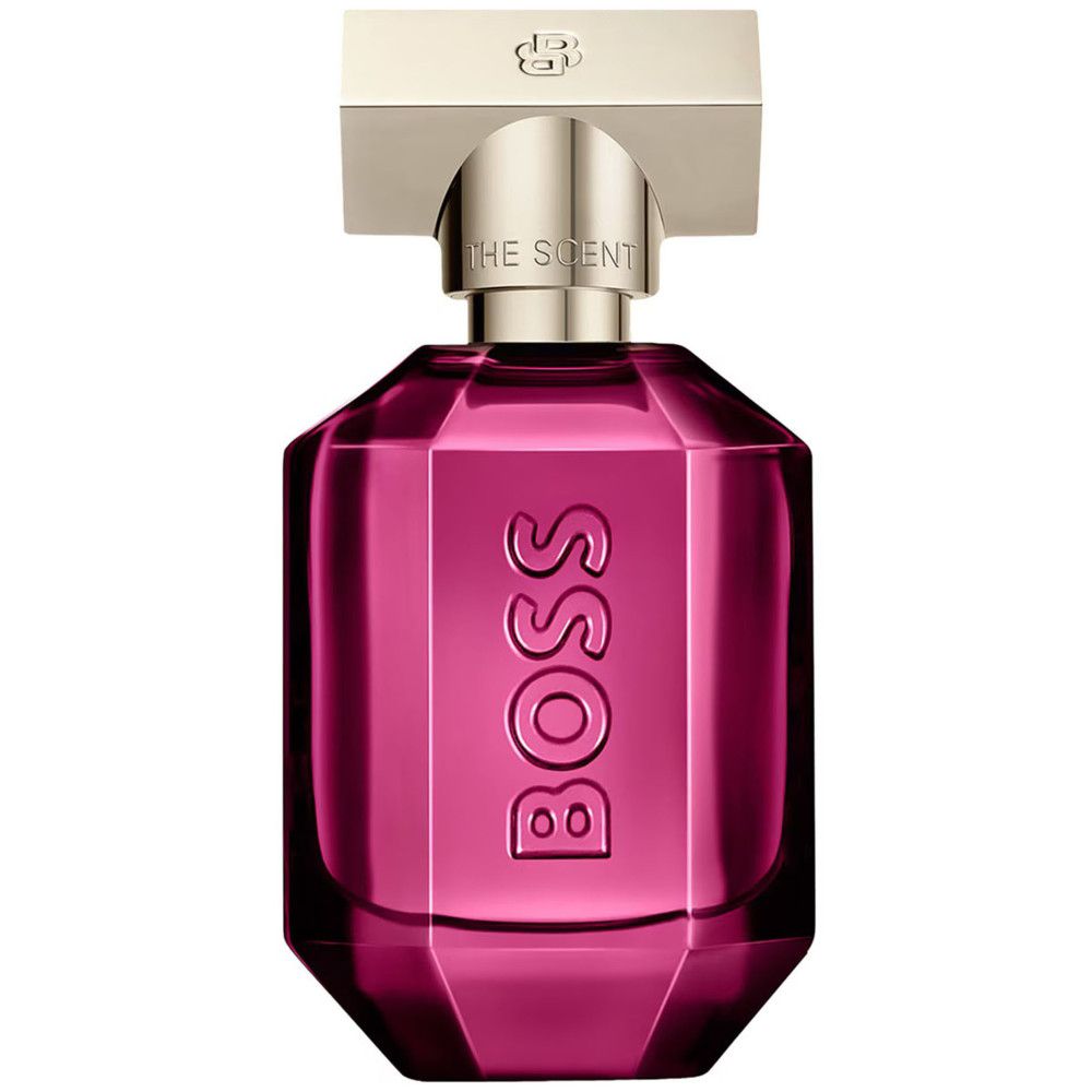BOSS The Scent Magnetic EDP Flakon. Pink, eckig, goldener Verschluss. Schriftzug BOSS. Klarer Hintergrund.