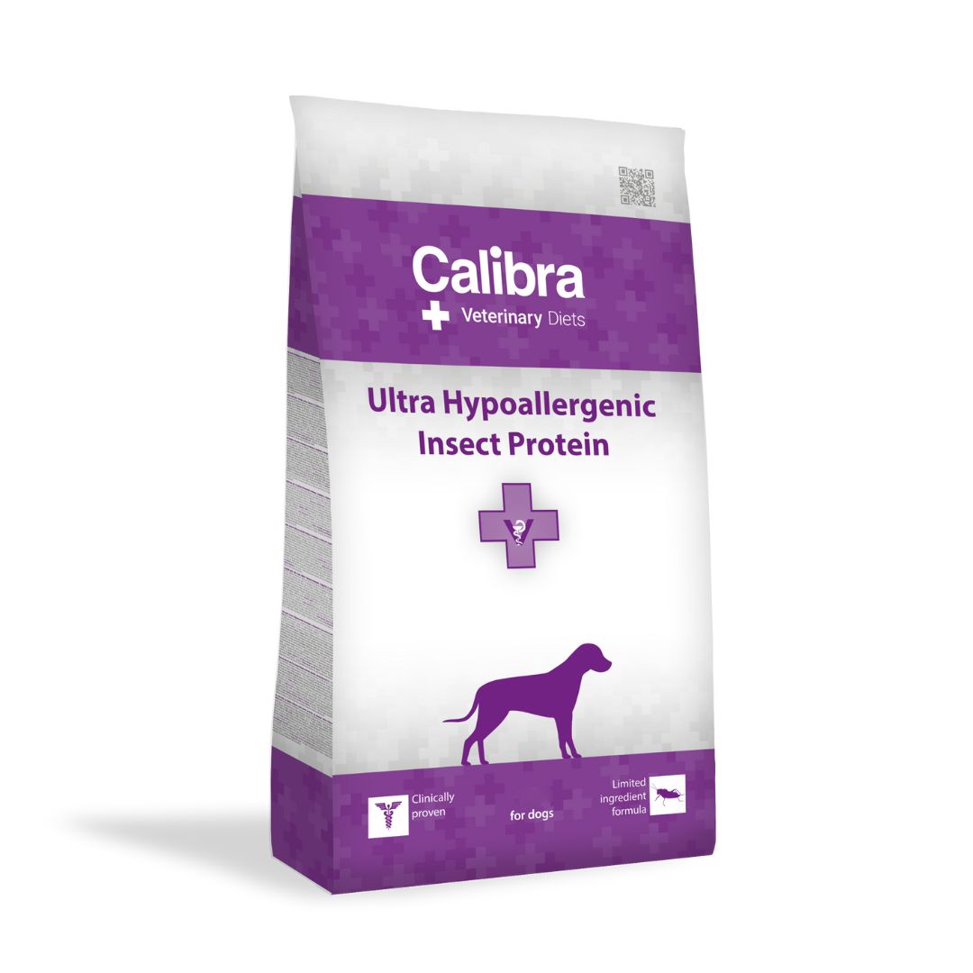 Beutel mit Hunde-Trockenfutter. Aufschrift: Calibra Veterinary Diets Ultra Hypoallergenic Insect Protein. Abbildung eines Hundes.