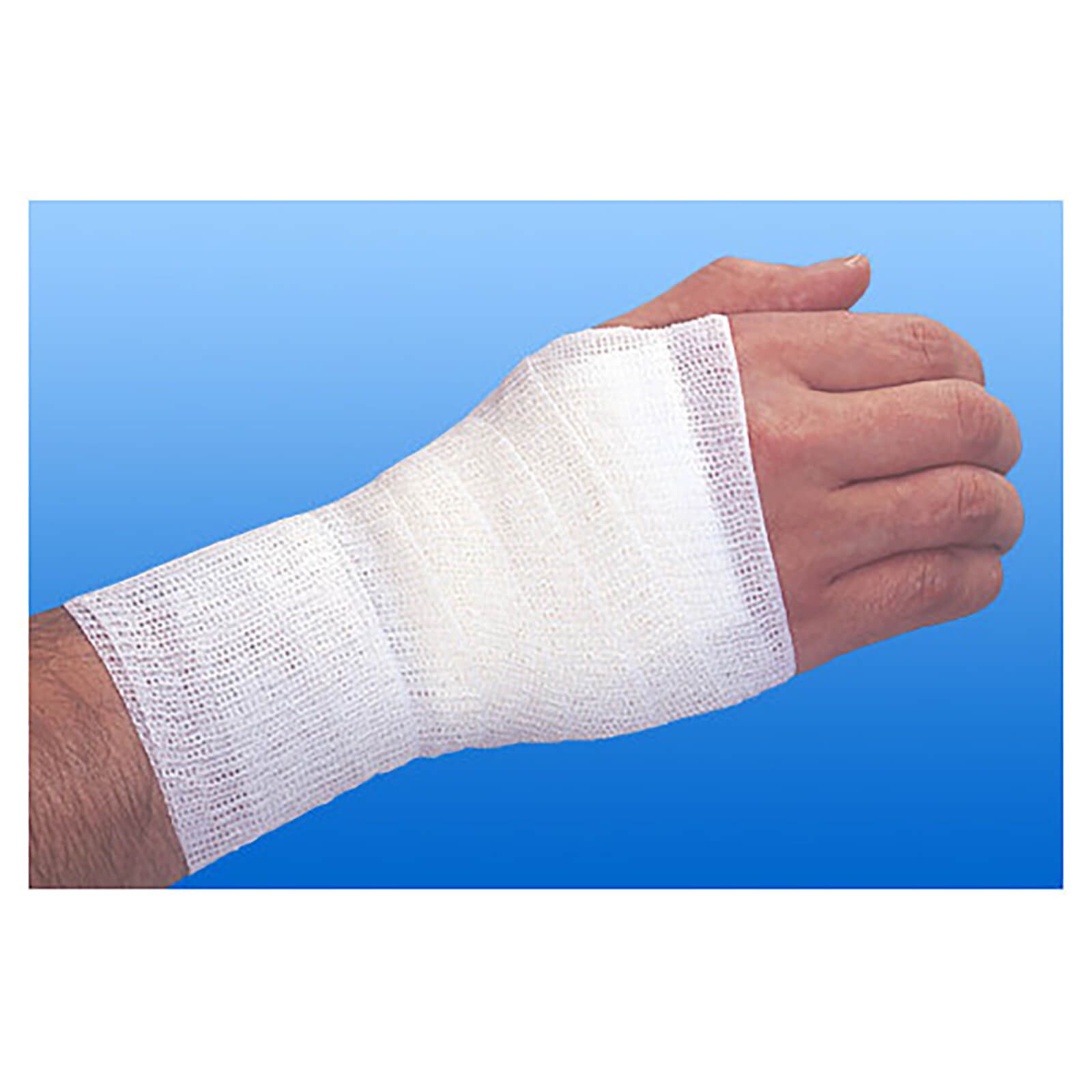 Hand mit gewickelter Fixierbinde. Weißes, elastisches Material um das Handgelenk gewickelt.
