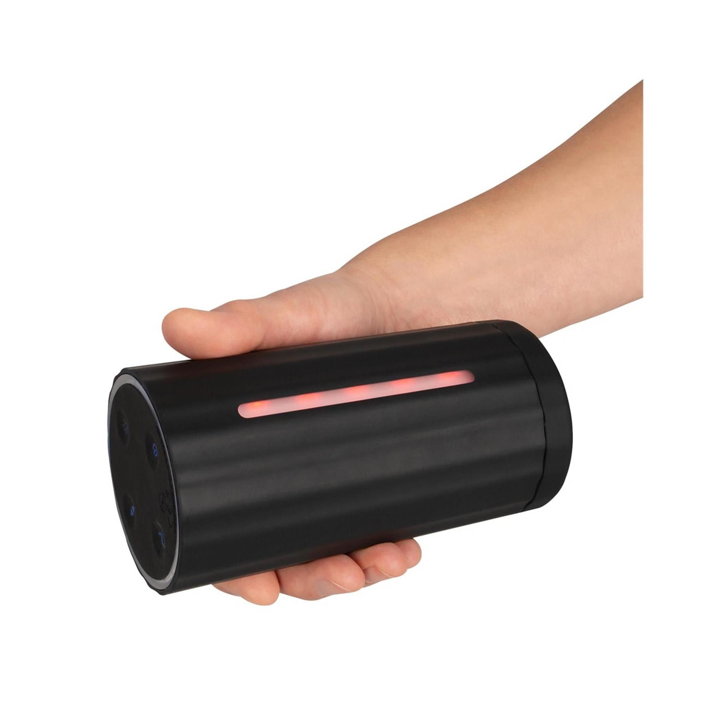 Schwarzes, zylindrisches Produkt, gehalten von einer Hand. Roter Lichtstreifen.