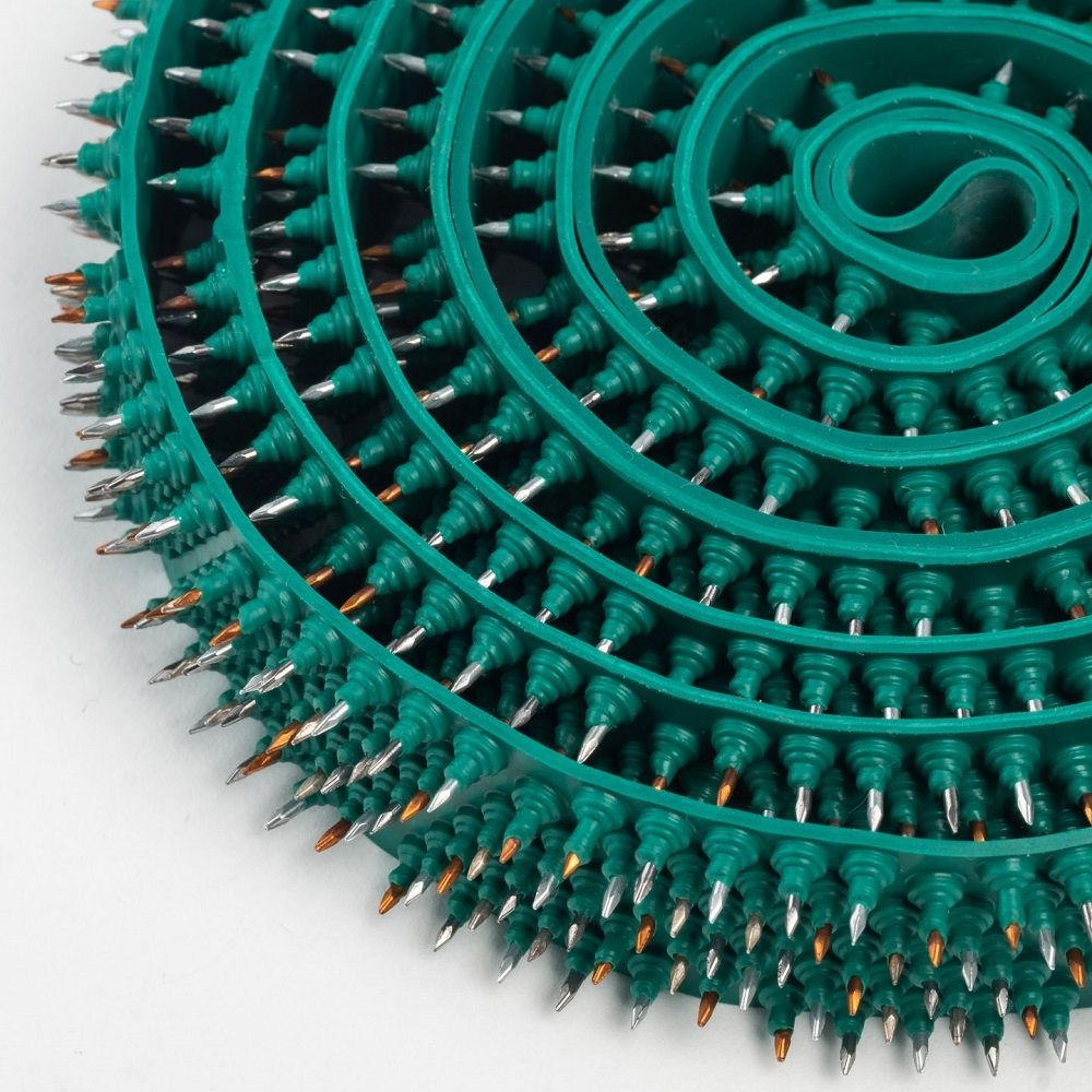 Grünes, gerolltes Band mit Metallspitzen. Nahaufnahme. Die Spitzen sind in Reihen angeordnet.