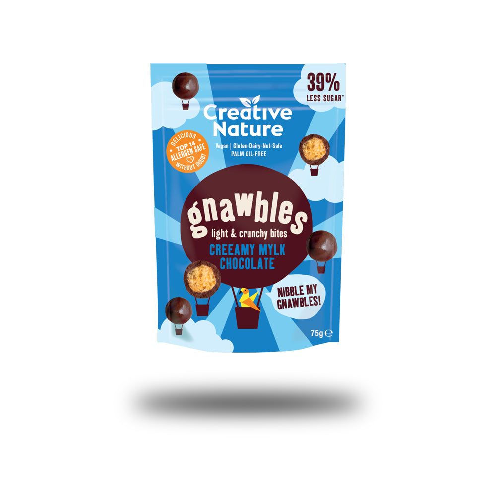 Verpackung mit "gnawbles" Schokoladenbites. Aufschrift: "CREEAMY MYLK CHOCOLATE". Enthält 39% weniger Zucker. Allergiker-Hinweis.