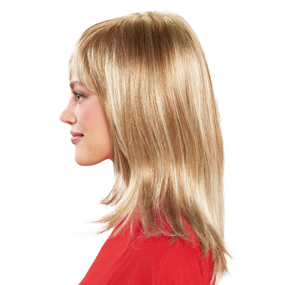 Perücke Luana, Sandmix gesträhnt. Blondes Haar mit Pony, Seitenansicht. Frau mit rotem Oberteil.