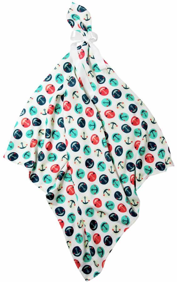 Weißes Mulltuch mit Anker-Muster in Blau, Türkis und Rot. Mit weißem Band zusammengebunden.