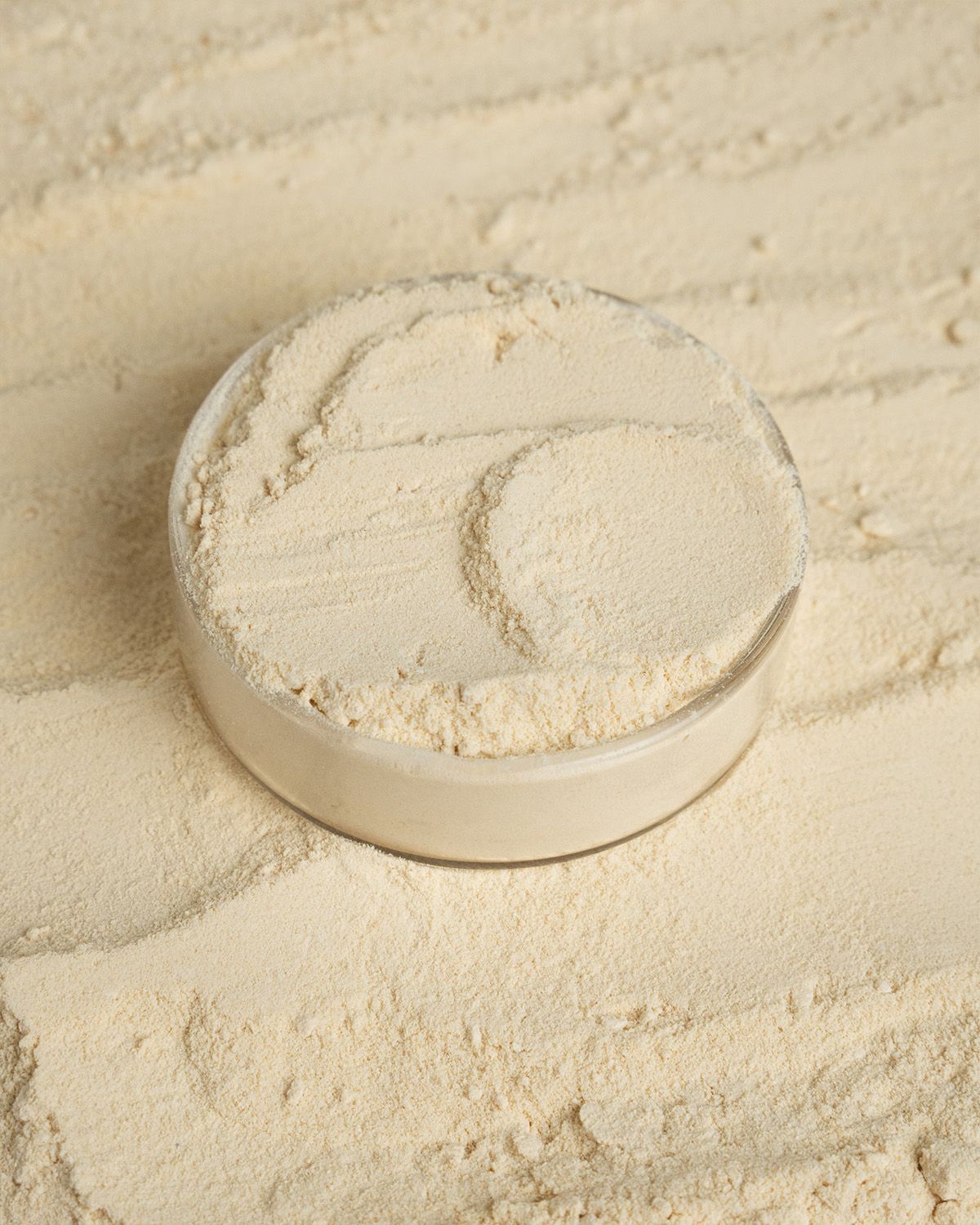 Nahaufnahme von Soja Lecithin Pulver in einer runden Schale.
