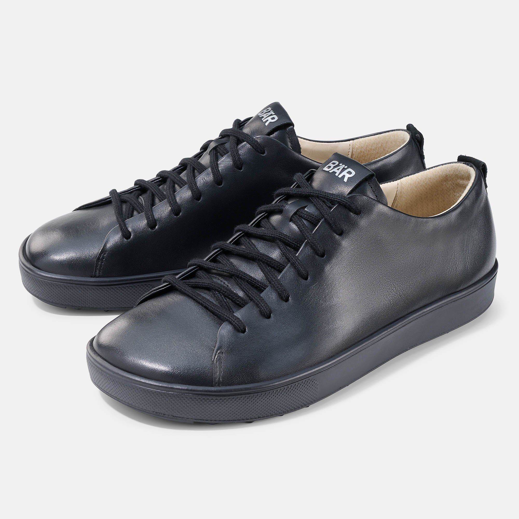 Schwarzer Schuh, Unterseite. Profilierte Gummisohle. Leder-Obermaterial. Marke BAR auf der Ferse.