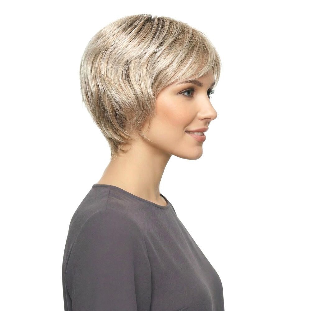 Kurzhaarperücke, blond mit dunklerem Ansatz. Seitenansicht einer lächelnden Frau.