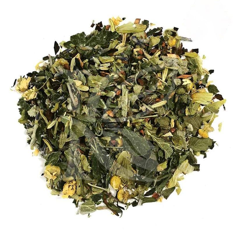 Nahaufnahme von Kräutermischung. Blätter, Blüten und Kräuter auf weißem Hintergrund.