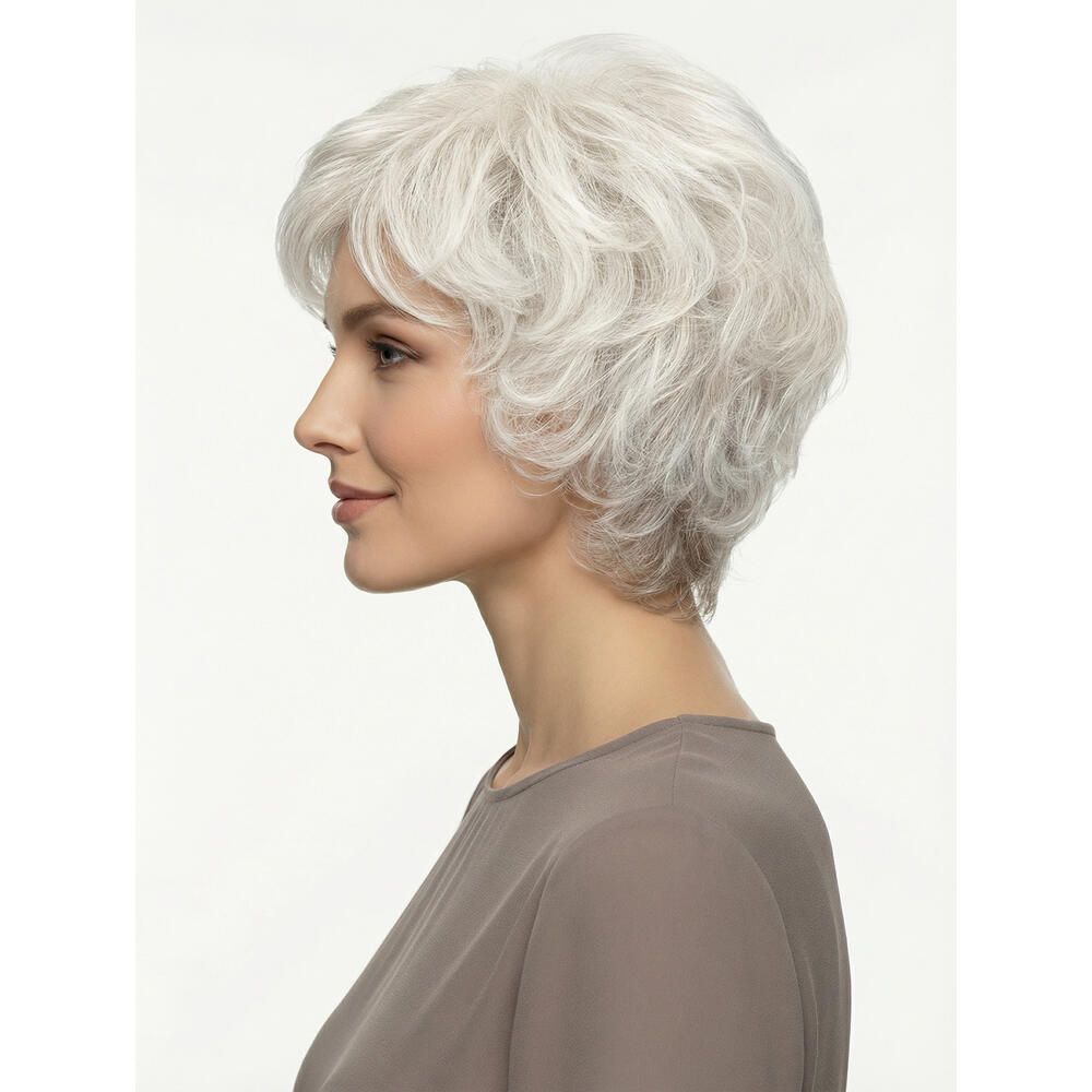 Kurzhaarperücke mit welligem, grauem Haar. Seitenansicht einer Frau mit braunem Oberteil.