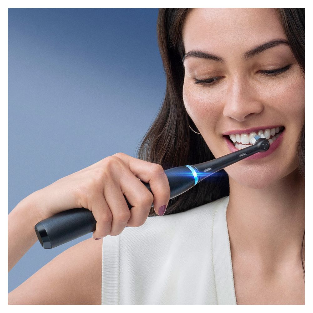 Oral-B - Elektrische Zahnbürste "iO Series 8 Black Onyx" + Reiseetui in Schwarz