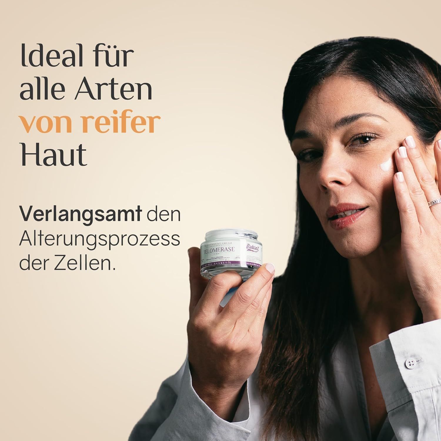 Frau hält Creme Ardaraz Gesichtscreme Telomerase. Text: Ideal für alle Arten von reifer Haut. Verlangsamt den Alterungsprozess der Zellen.