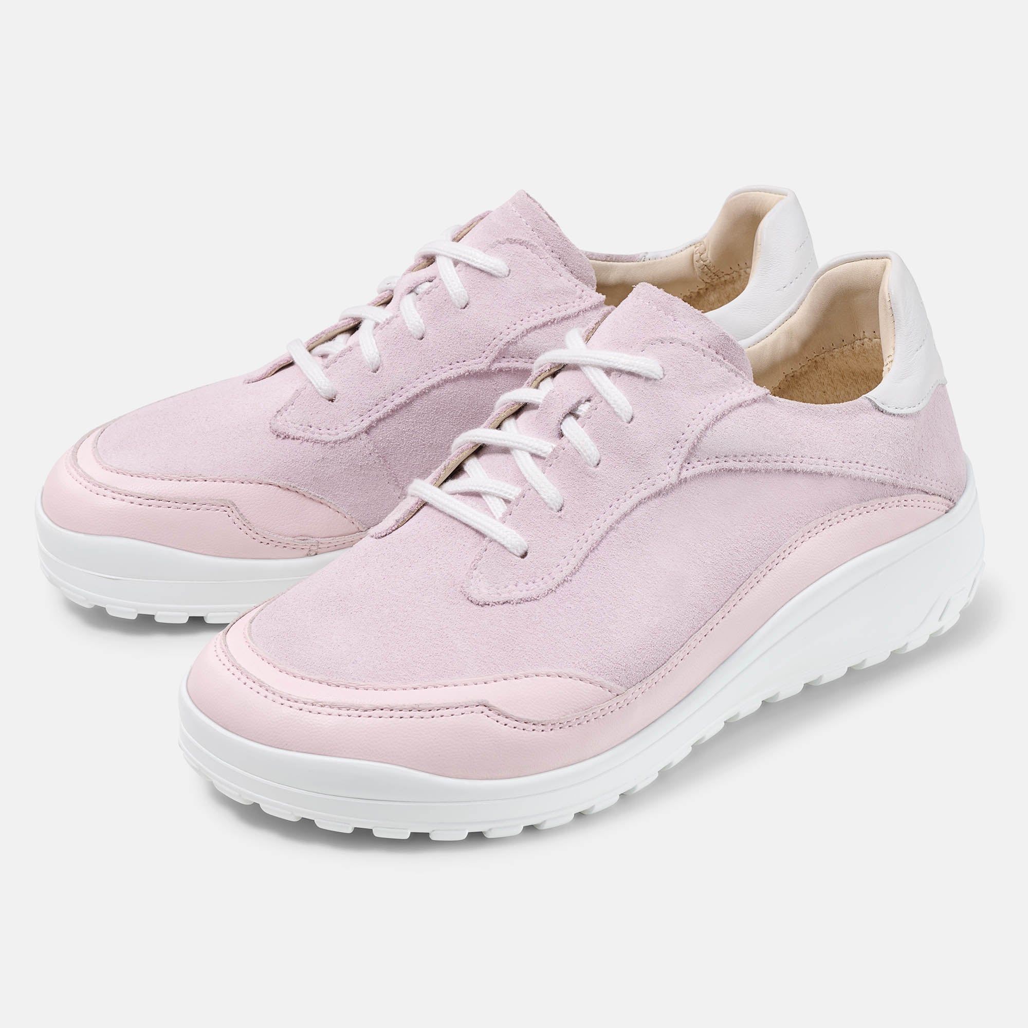 Rosa Damen-Schnürschuh aus Wildleder, Seitenansicht mit weißer Sohle.