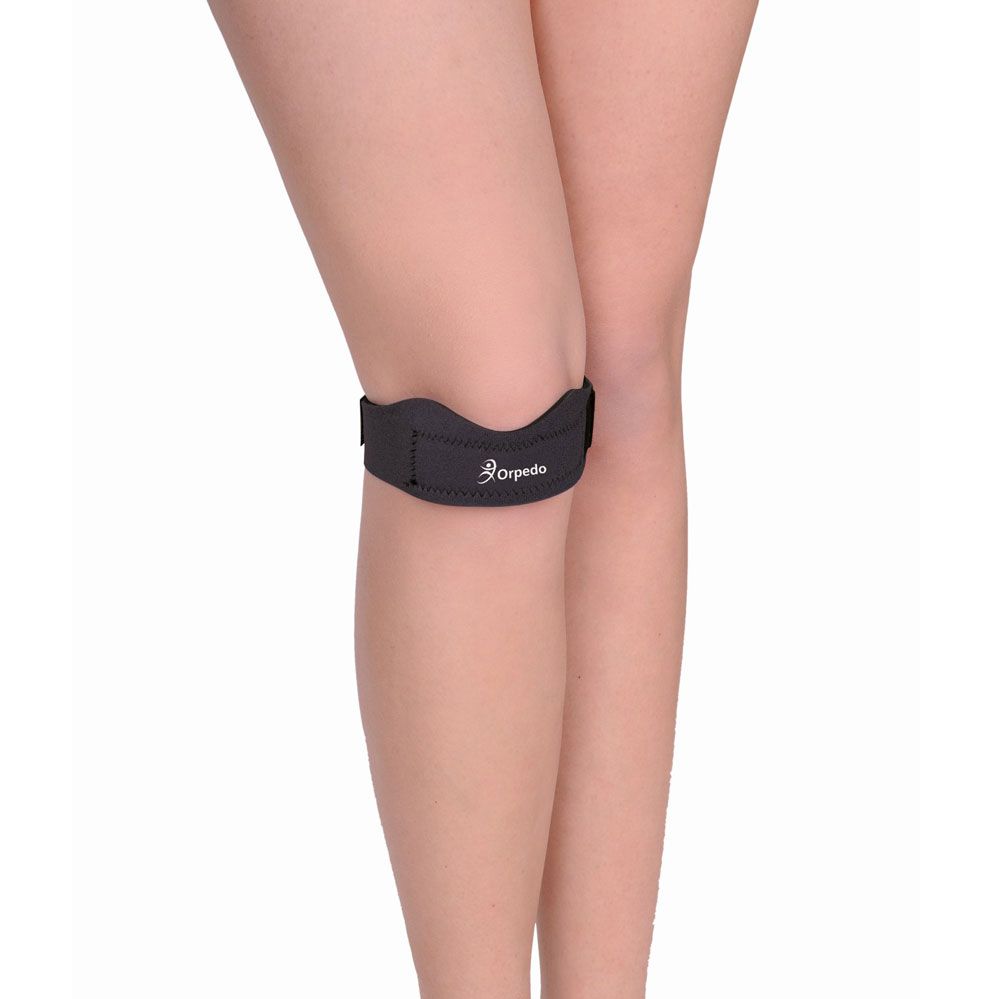 Schwarze Patellasehnenbandage am Knie. Mit Logo "Orpedo".