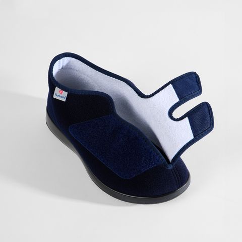 Dunkelblaue Hausschuhe mit Klettverschluss, schwarzer Sohle und weißem Innenfutter.
