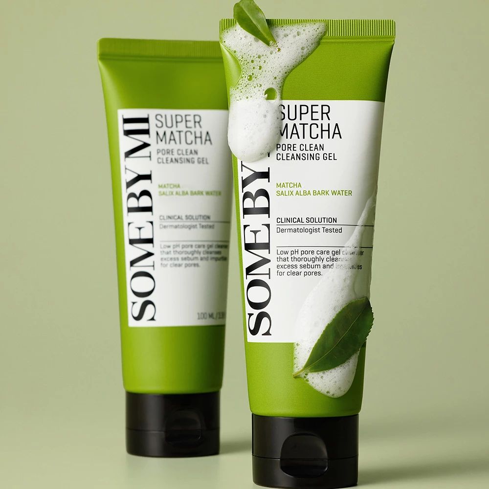 Zwei grüne Tuben mit weißem Etikett. Aufschrift: SUPER MATCHA PORE CLEAN CLEANSING GEL. Marke: SOMEBYMI. Schwarzer Verschluss.