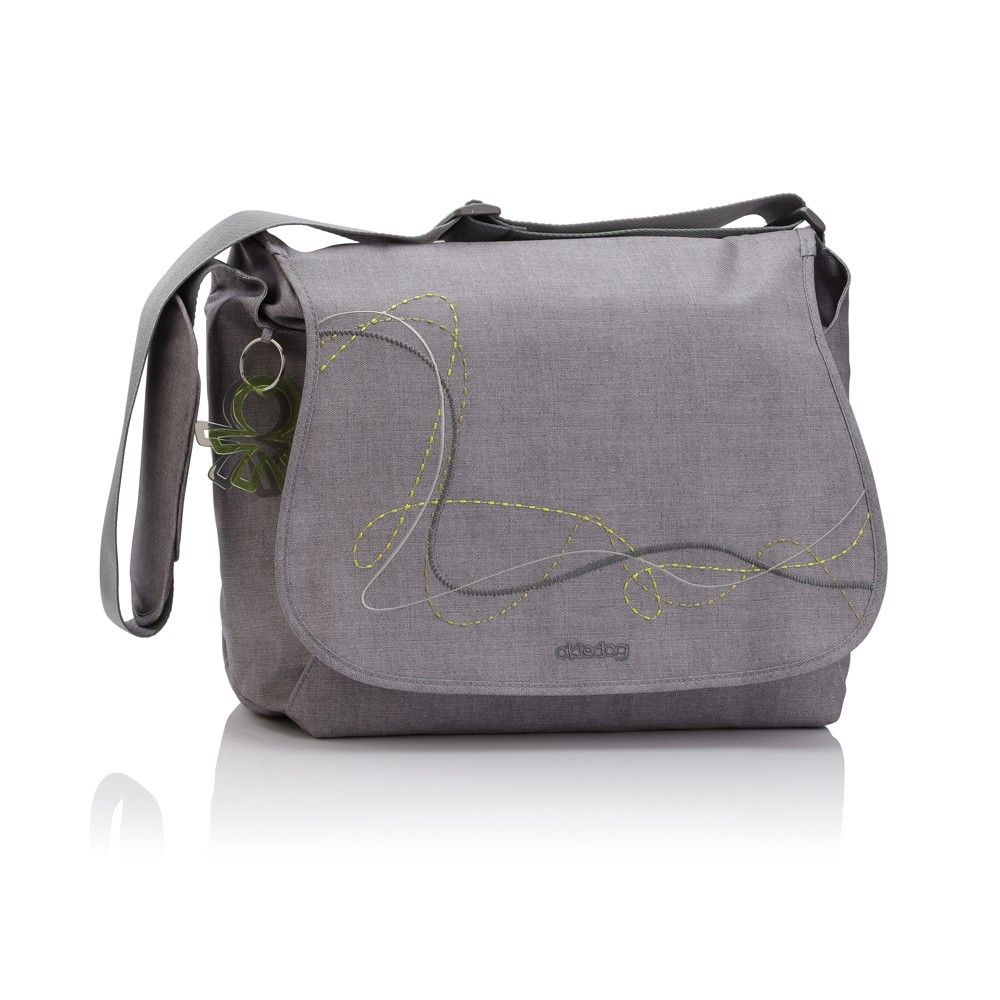 Graue Wickeltasche mit gelben Ziernähten und Anhänger. Marke Okiedog.