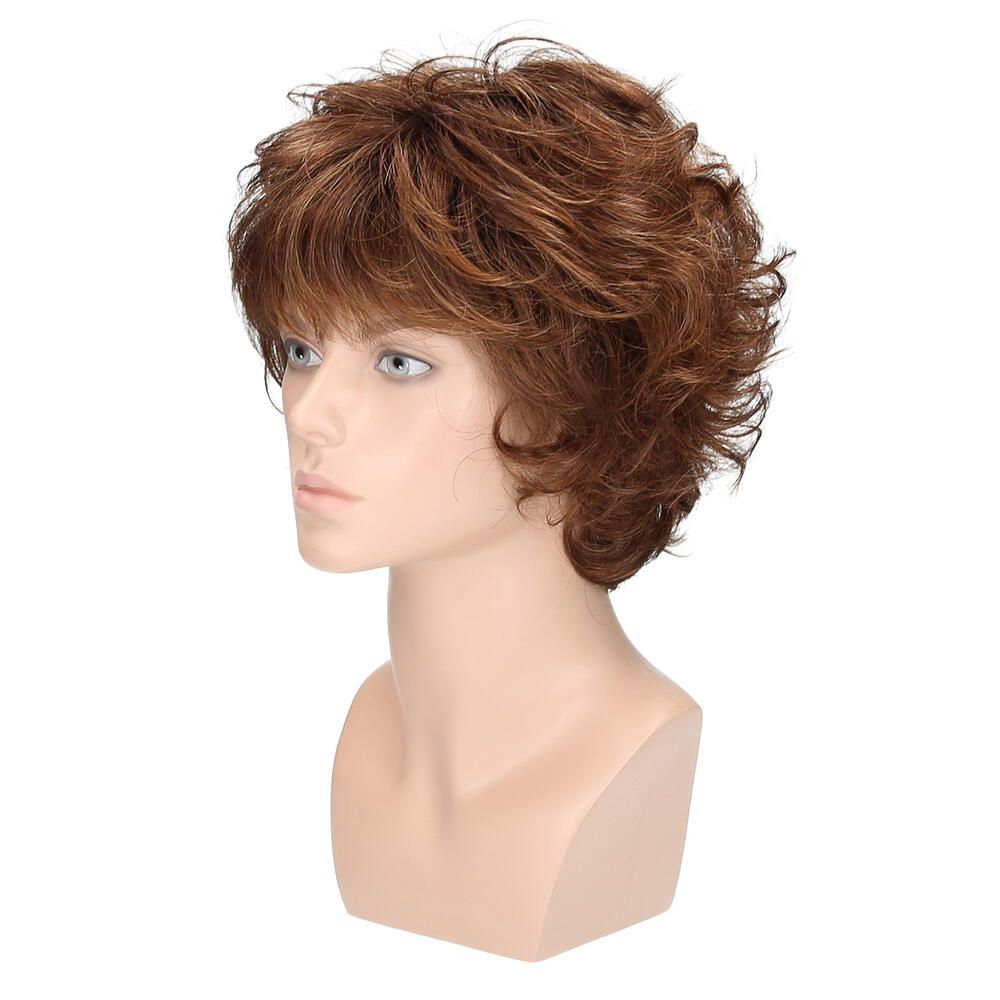 Perücke Lillith von trendhair, braun, lockig, auf einem Schaufensterkopf. Seitenansicht.