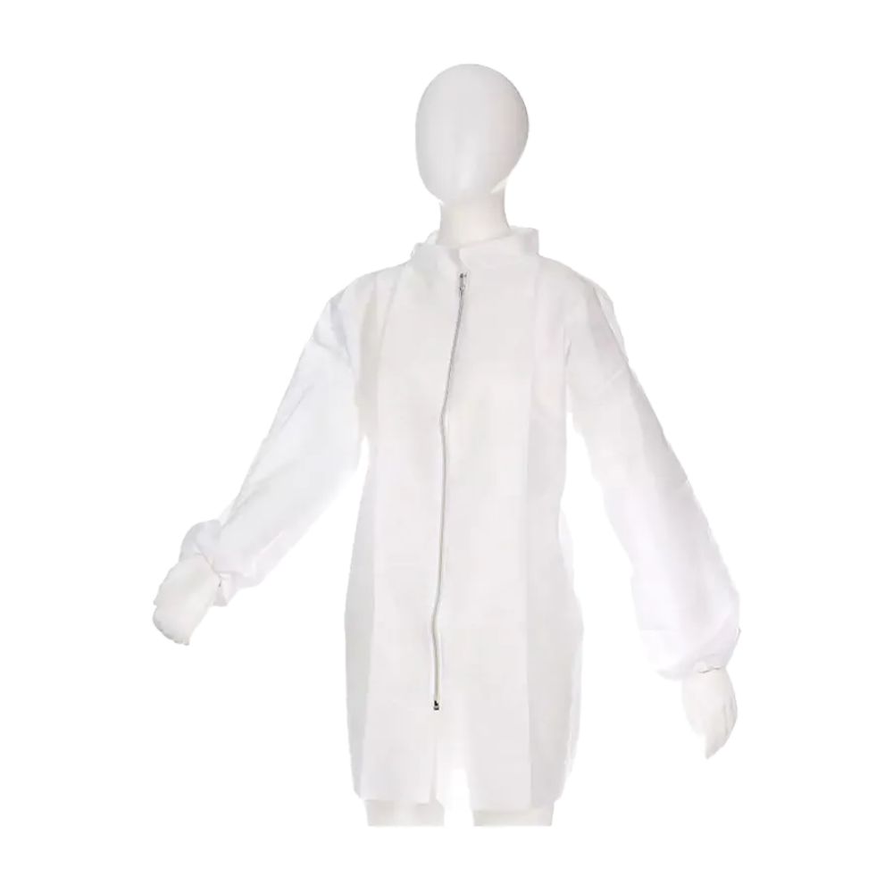 Weiße Besucherjacke aus Vliesstoff mit Reißverschluss. Auf einer Schaufensterpuppe präsentiert. Langärmlig, mit Bündchen und Stehkragen.