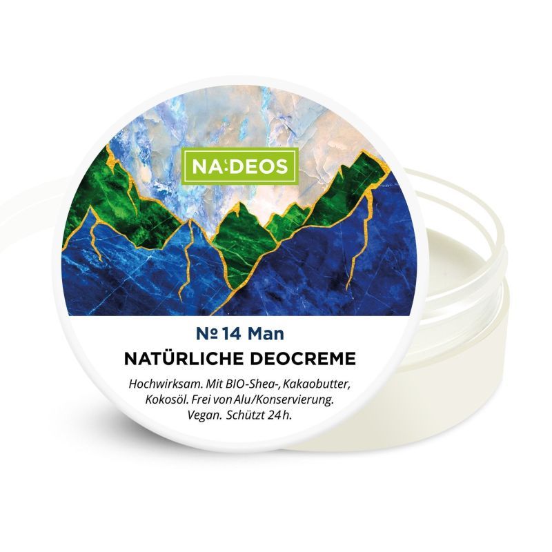 Deocreme in einem transparenten Tiegel. Deckel mit Landschaftsmotiv und Schriftzug: NA:DEOS, Nr. 14 Man, Natürliche Deocreme. Vegan.