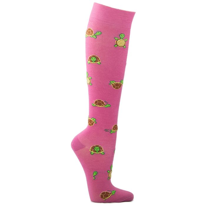Rosa Kniestrümpfe mit Schildkrötenmuster. Die Socken sind aus Stoff gefertigt und haben eine Kniehöhe.