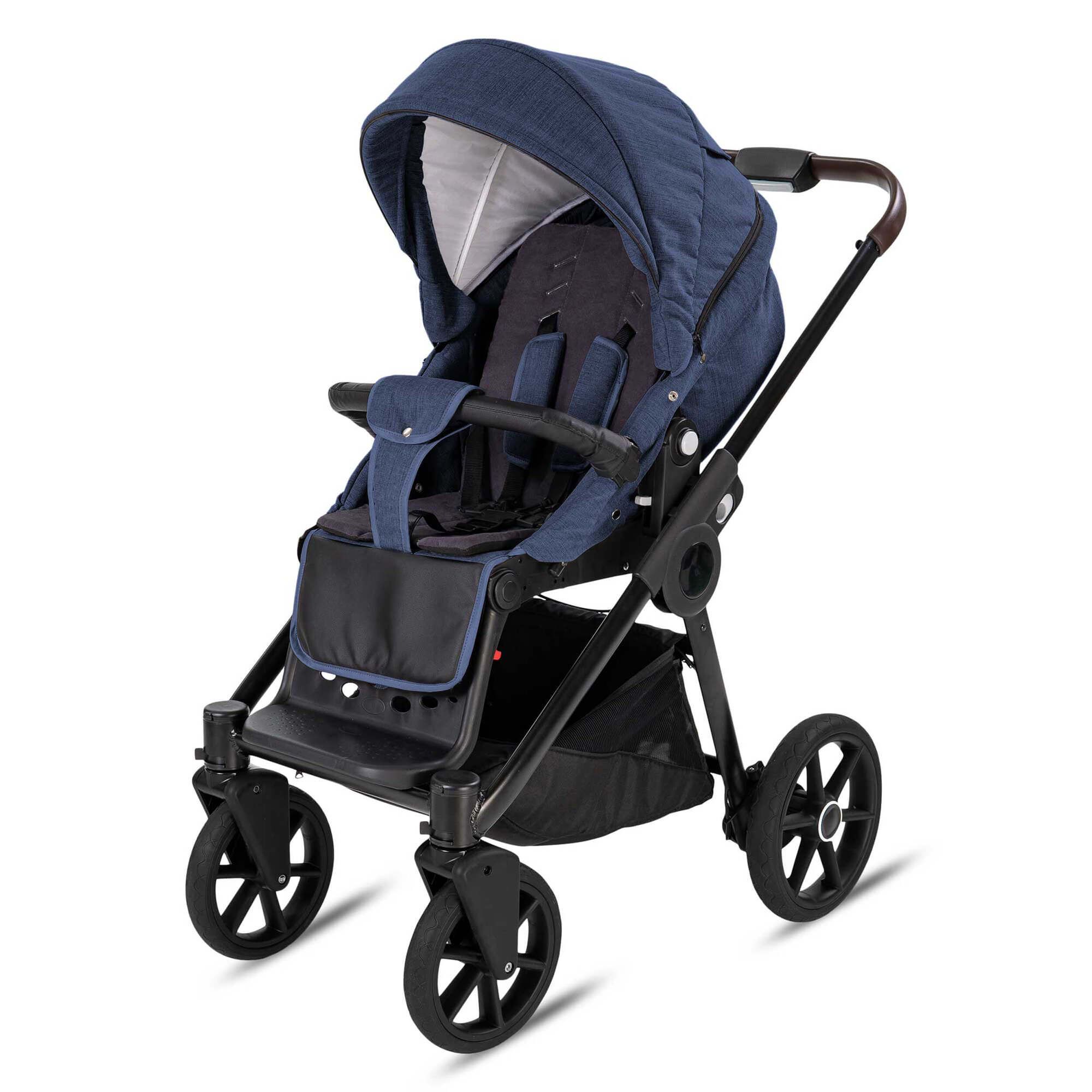 Blauer Kombikinderwagen mit Luftreifen. Sportsitz mit Sicherheitsgurten. Schwarzes Gestell, brauner Griff, schwarze Räder.