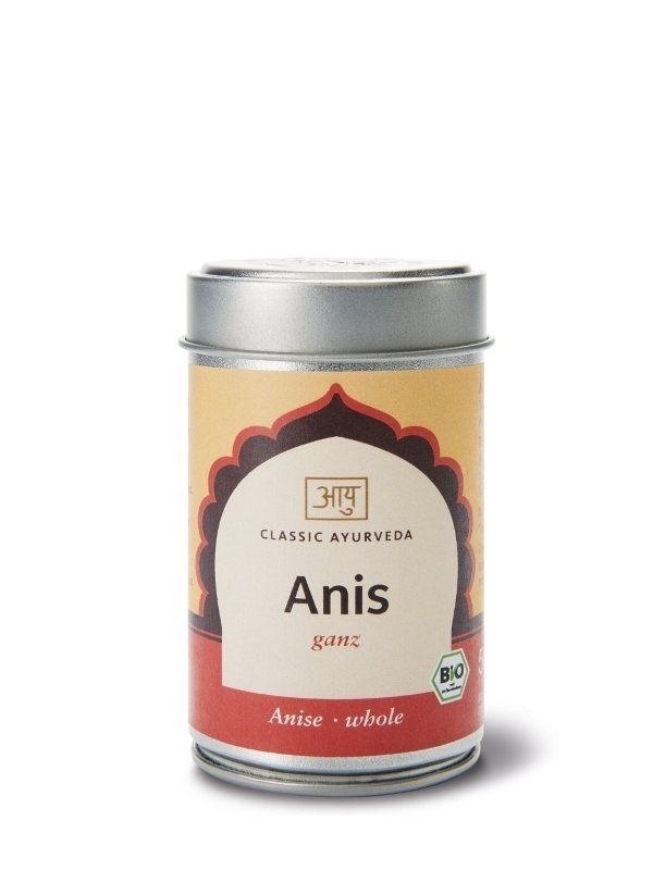Zylindrische Dose mit Deckel. Aufschrift "Classic Ayurveda Anis ganz". Bio-Siegel. Hintergrund beige und rot.