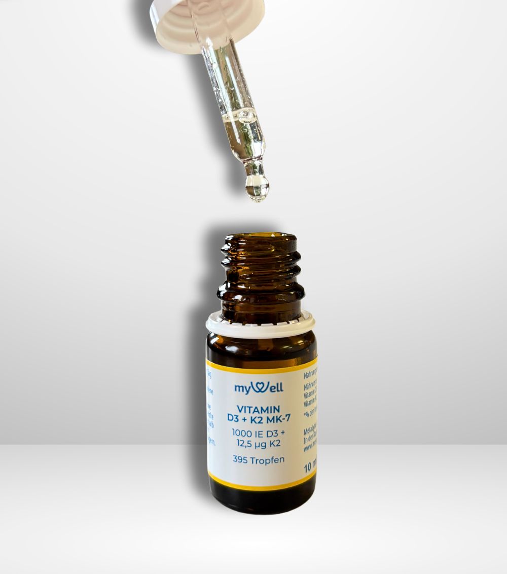 Braune Flasche mit Tropfer, Tropfen fallen heraus. Text: mywell, Vitamin D3 + K2 MK-7, 1000 IE D3 + 12,5 µg K2, 395 Tropfen, 10 ml.