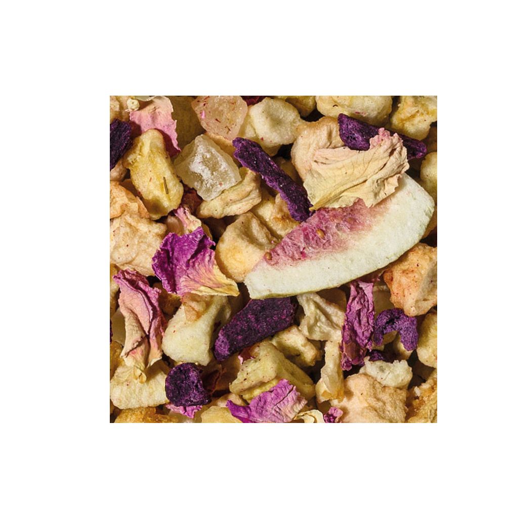 Nahaufnahme einer Teemischung mit getrockneten Früchten und Blütenblättern, darunter rosa Rosenblütenblätter.