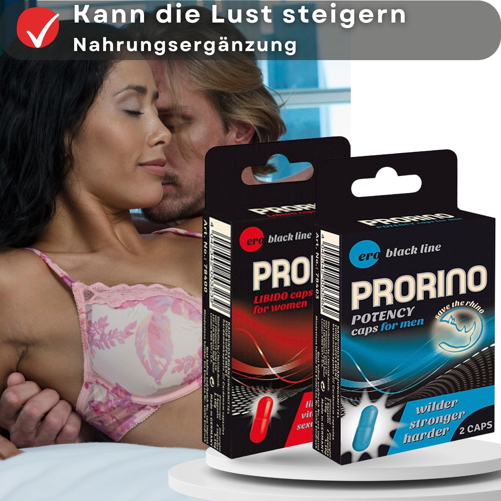 Zwei Prorino-Schachteln vor einem Paar. Eine rote und eine blaue Kapsel sind sichtbar.