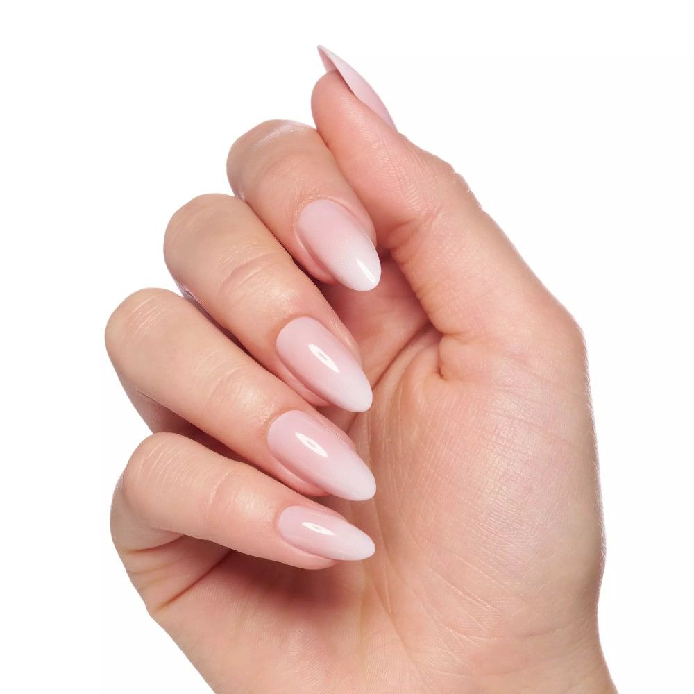 Hand mit ovalen, hellrosa künstlichen Nägeln. Nagelspitzen mit Farbverlauf.