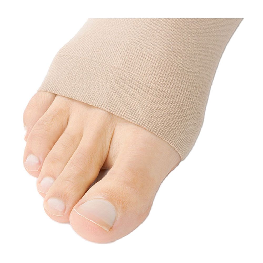 Nahaufnahme eines Fußes mit hautfarbenem Kompressionsstrumpf. Offene Zehenpartie.