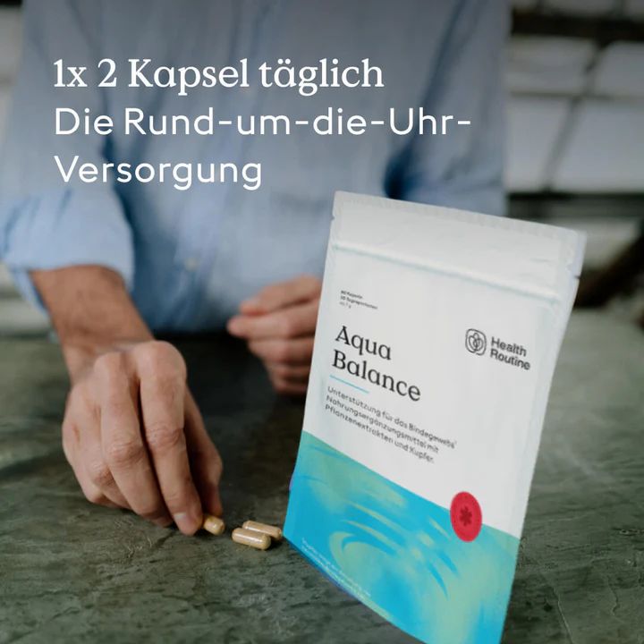Person hält "Aqua Balance"-Beutel und Kapseln. Logo "Health Routine". Text: 1x2 Kapseln täglich. Hintergrund: blau und weiß.