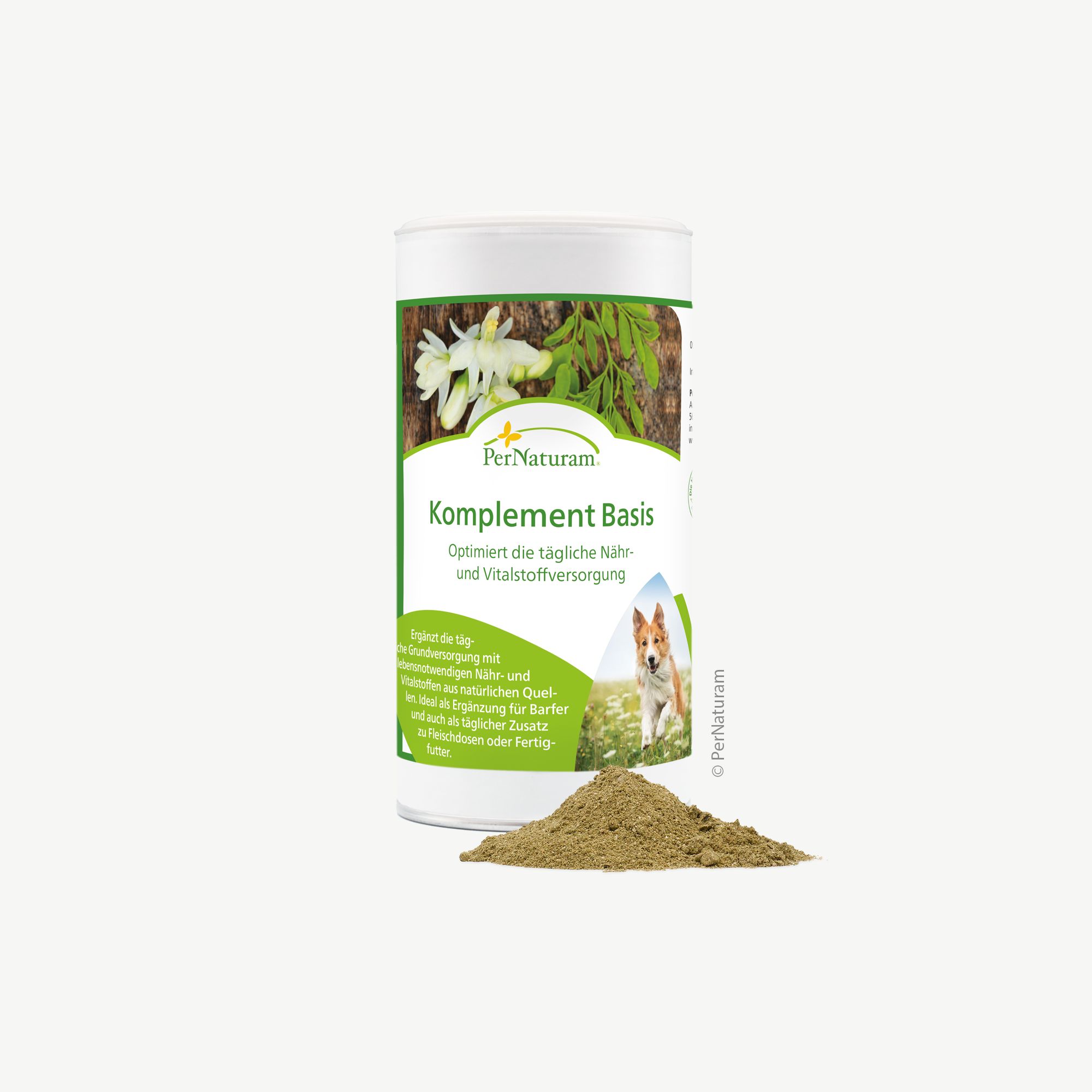PerNaturam Komplement Basis Dose. Weißes Gefäß mit grünem Etikett, Produktname und Hund. Kleiner Haufen Pulver daneben.