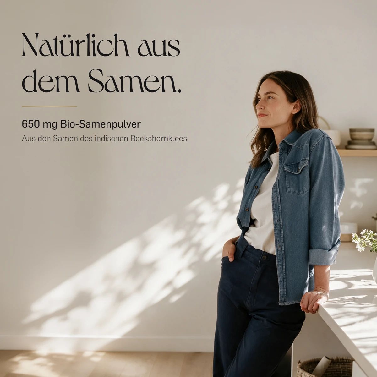 Frau lehnt an einer Küchentheke, im Hintergrund Schattenmuster. Text: Natürlich aus dem Samen.