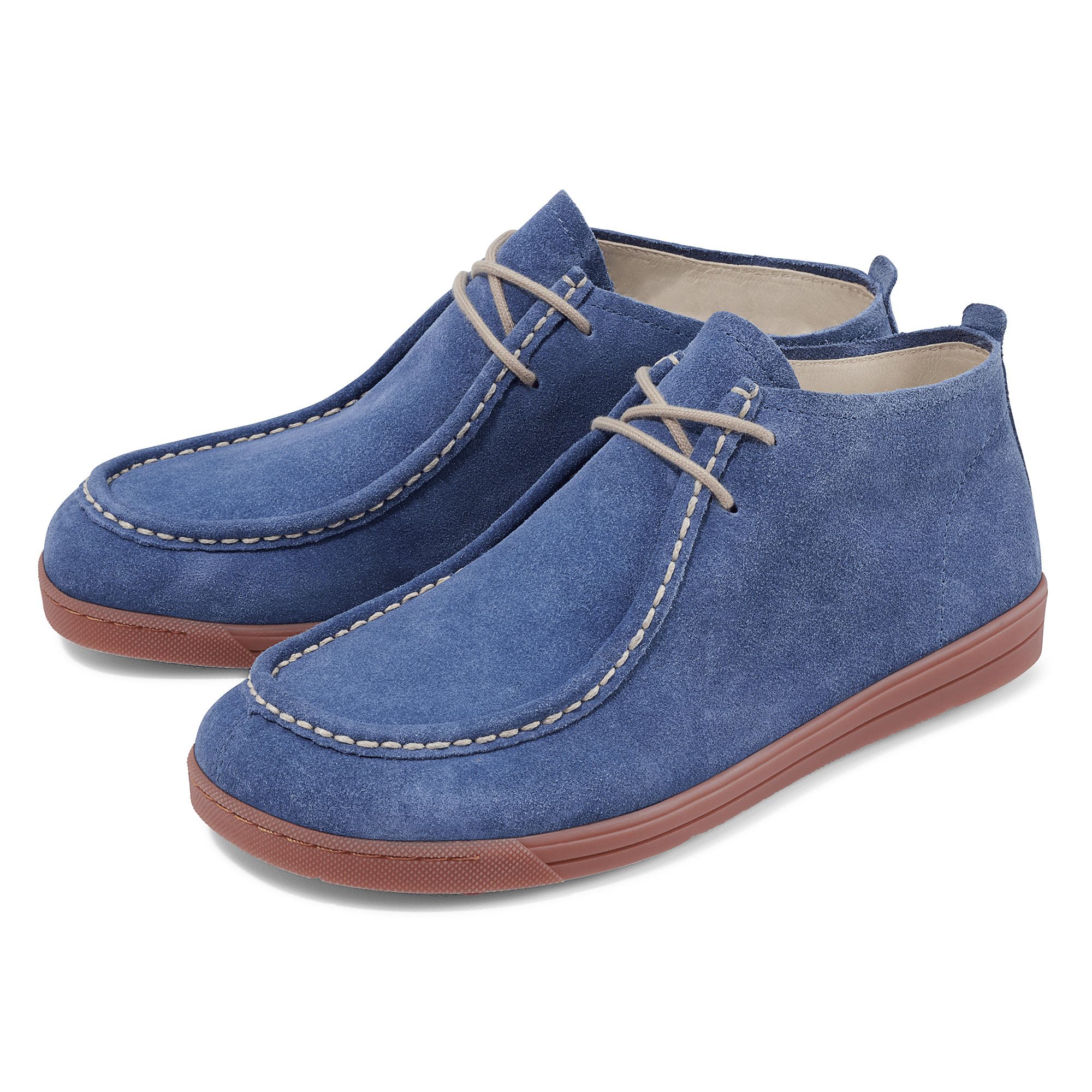 Zwei blaue Wildleder-Stiefeletten mit Schnürsenkeln und brauner Sohle. Weiße Nähte. Hellbraune Schnürsenkel.