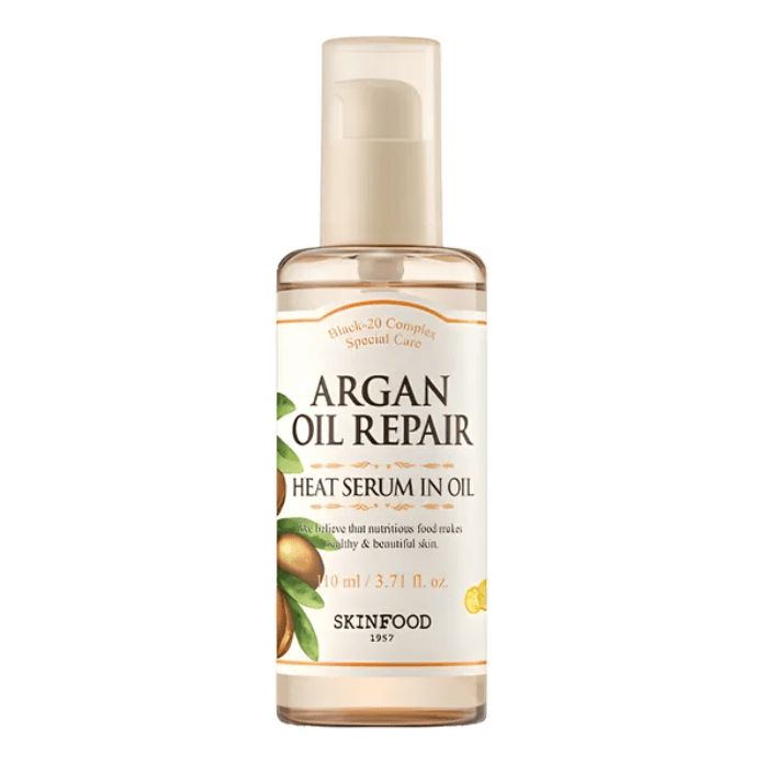 Eine Flasche mit Serum. Auf dem Etikett steht "ARGAN OIL REPAIR HEAT SERUM IN OIL". Darunter steht "SKINFOOD".