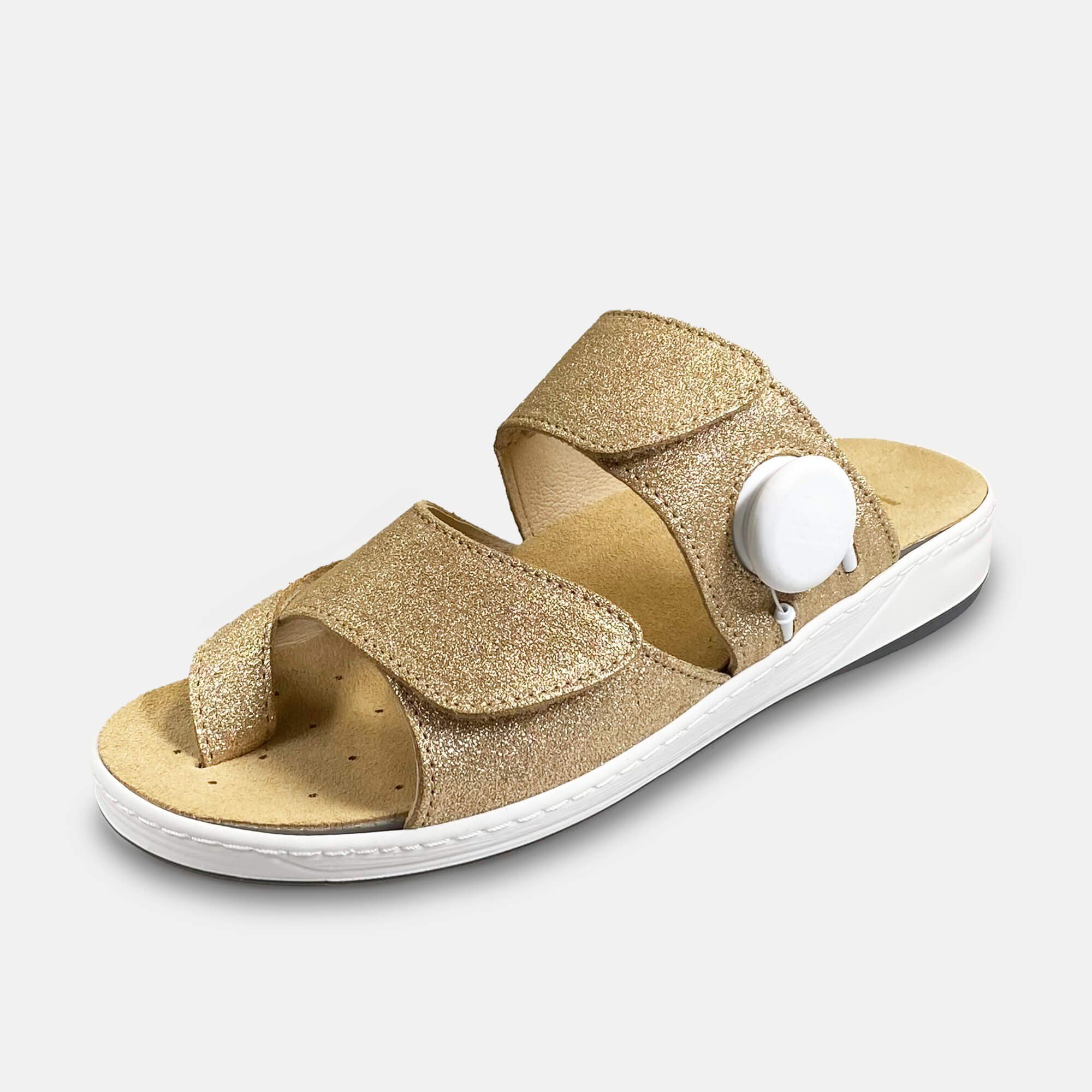 Goldfarbene Pantolette mit Hallufix-Funktion. Breite Passform, Klettverschlüsse, weißer Sohlenrand. Nahaufnahme.