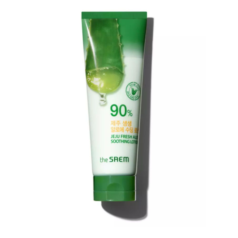Grüne Tube mit Aloe-Vera-Abbildung. Text: 90%, Jeju Fresh Aloe Soothing Lotion, the SAEM. Grüner Deckel.