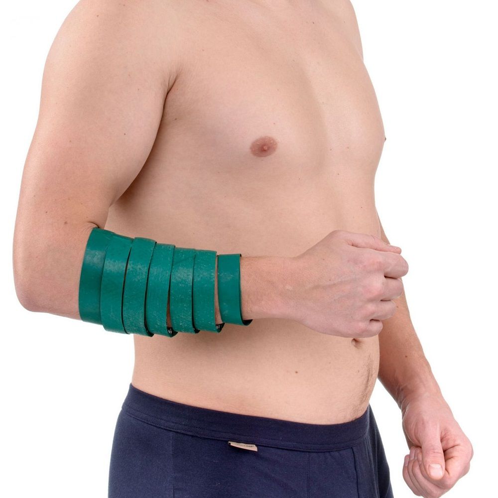 Person mit grünem Band am Arm. Das Band ist um den Unterarm gewickelt.