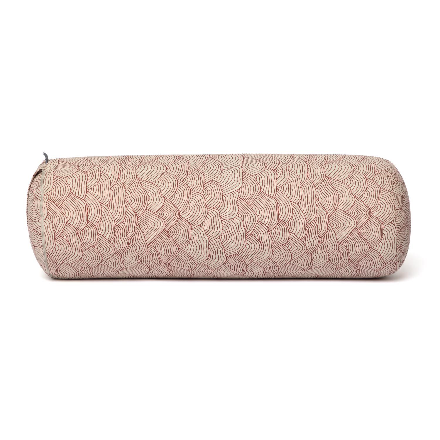 Zylindrisches Yoga-Bolster mit rotem Wellenmuster auf beigem Stoff. Enden abgerundet.