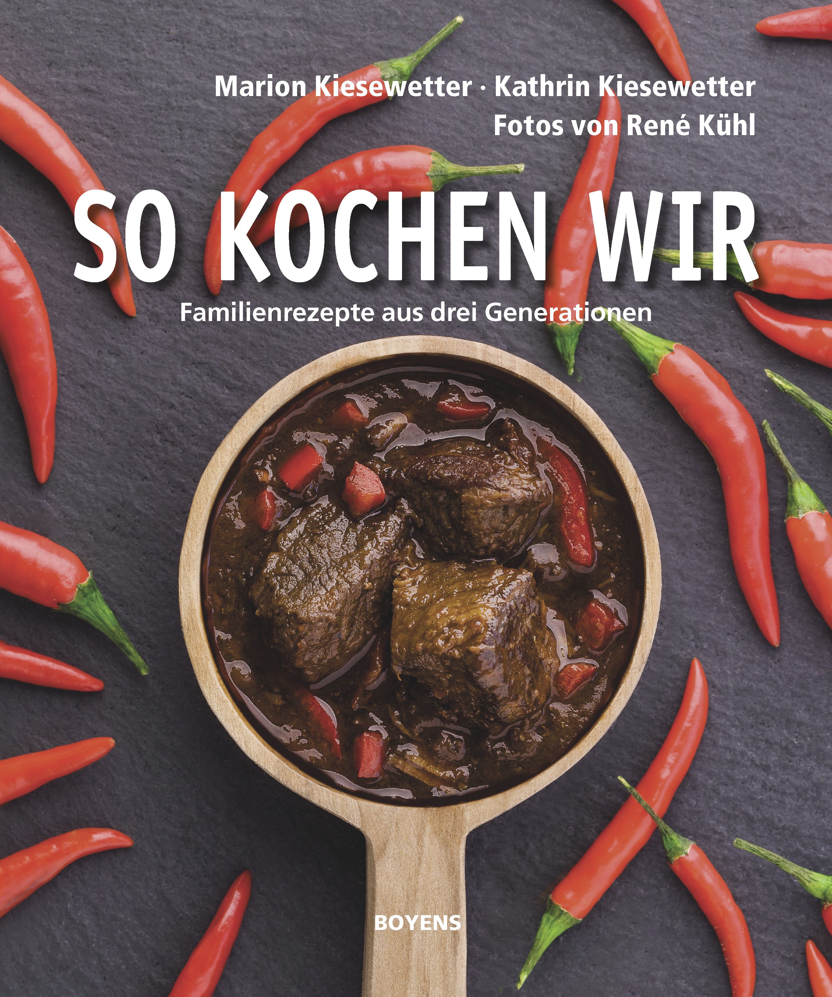 Buchcover mit Titel "So kochen wir". Autoren: Marion und Kathrin Kiesewetter. Fotos von René Kühl. Abgebildet: Gericht in Holzlöffel, Chilis.