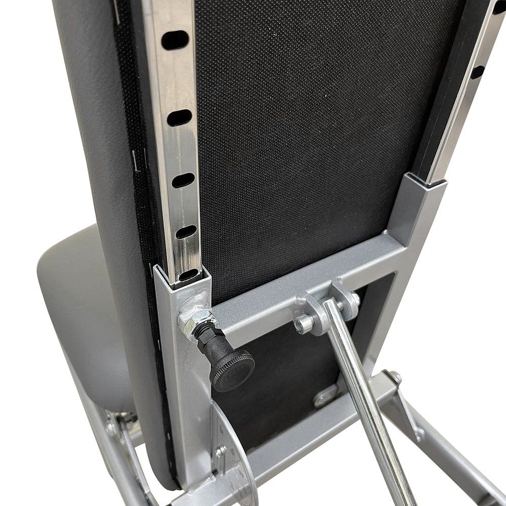 Trainingsbank mit verstellbarer Rückenlehne. Metallrahmen, schwarze Polsterung. Detailansicht der Mechanik und Befestigungen.