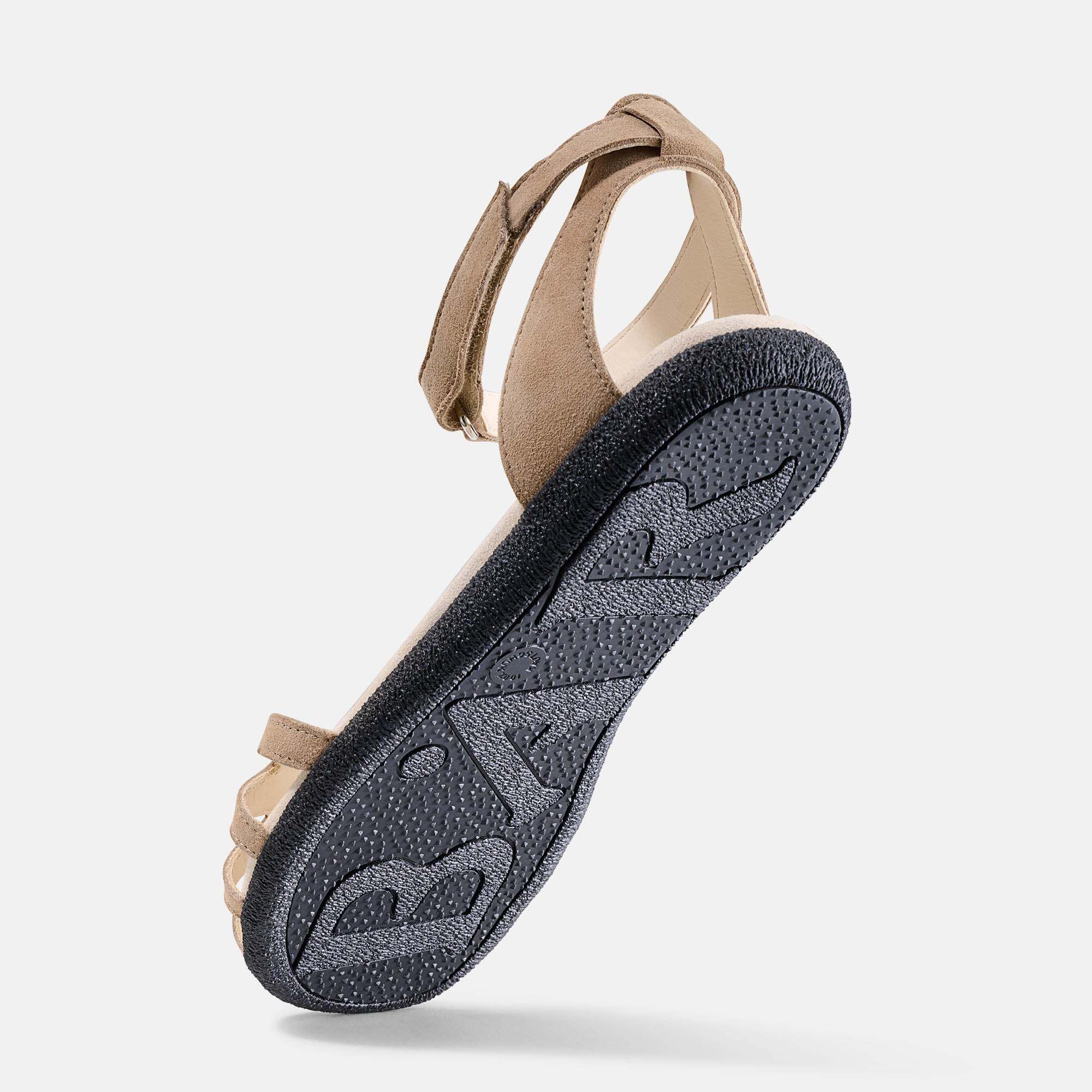 BÄR Alisa Sandale, beige, Sohlenansicht mit eingeprägtem Markenlogo.