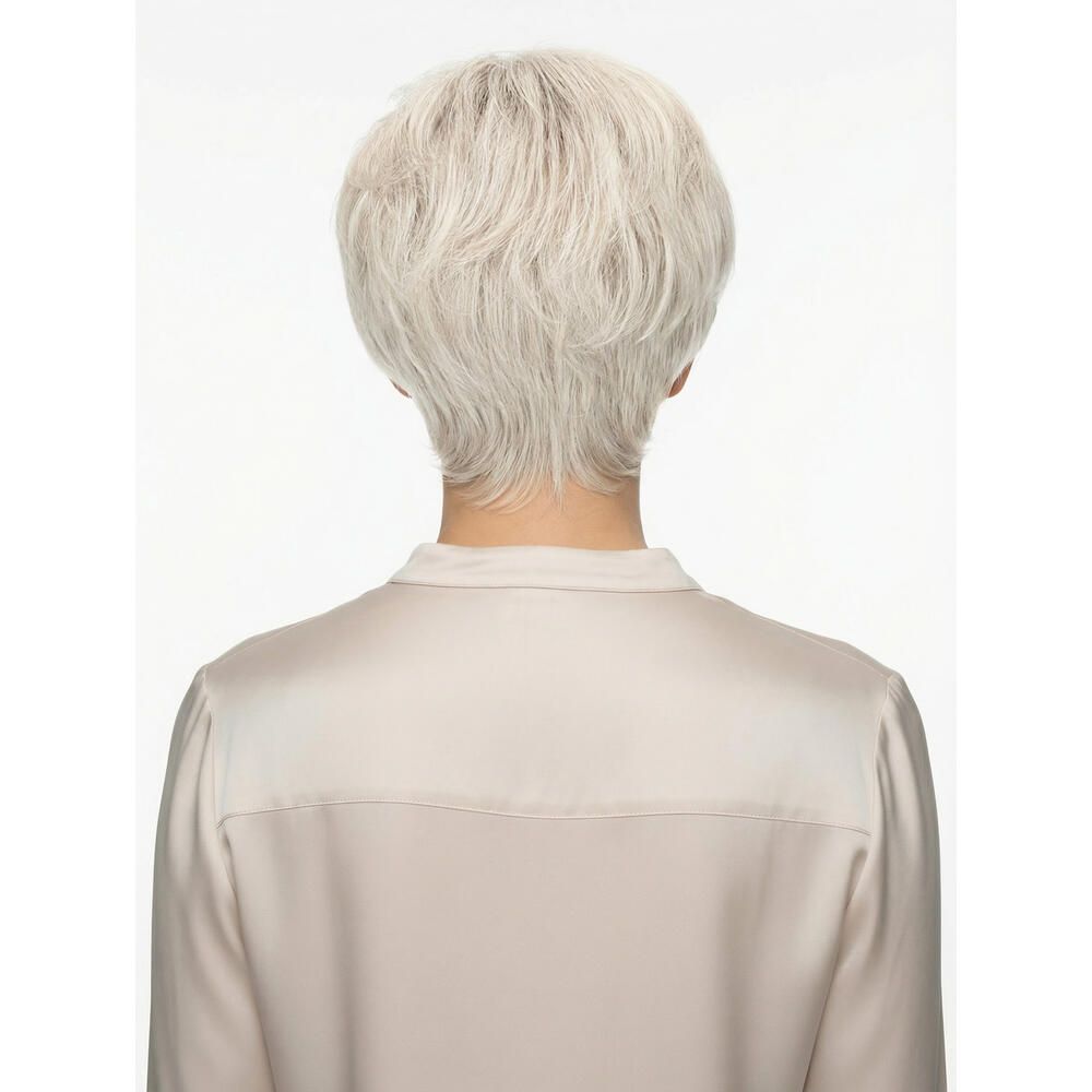 Rückansicht einer Frau mit Perücke, hellgraues Haar, kurzer Schnitt. Trägt helles Hemd.