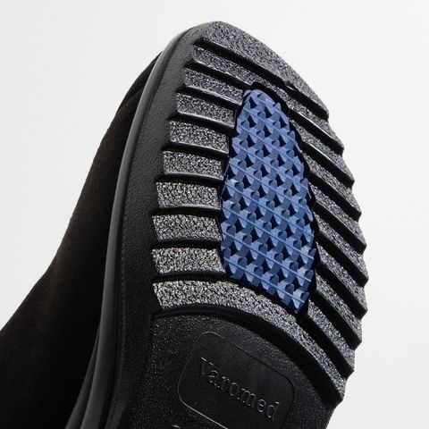 Schwarzer Stiefel, Nahaufnahme der profilierten Sohle mit blauem Einsatz.
