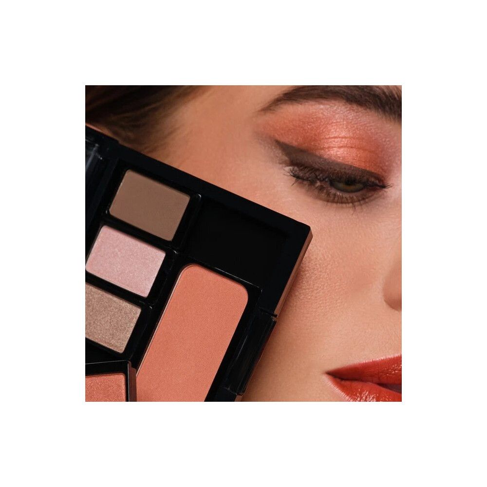 Schwarze Beauty Box mit Lidschatten und Rouge. Teilansicht eines Gesichts mit Make-up.
