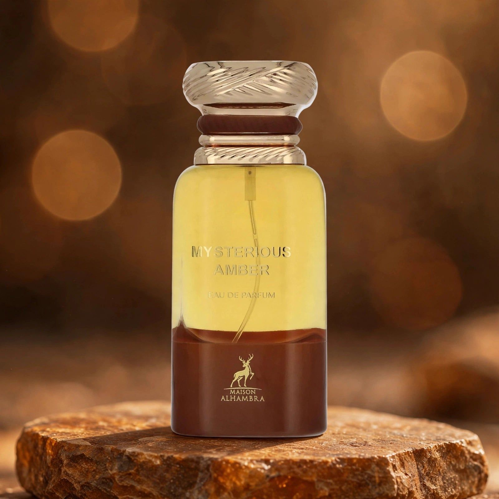 Parfümflakon mit gelbem und braunem Inhalt. Goldener Verschluss. Auf Stein platziert.