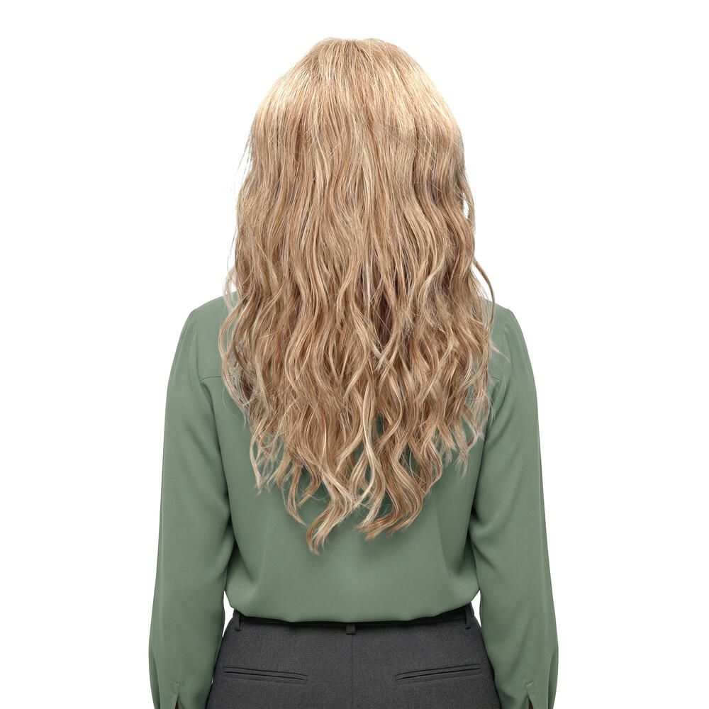 Rückansicht einer Frau mit blondem, gewelltem Haar. Sie trägt ein grünes Hemd.